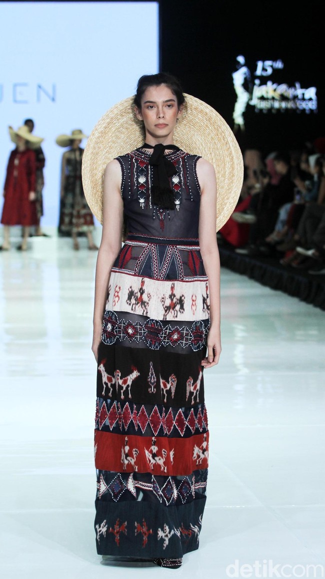 Fashion show koleksi terbaru Hian Tjen yang mengangkat tenun Sumba di Jakarta Fashion & Food Festival 2018, Hotel Haris, Kelapa Gading, Jakarta, Senin [23/4/2018]. Foto: Mohamamd Abduh/Wolipop