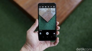 Selain sensor sidik jari tadi, Asus juga membekali fitur keamanan face unlock. Foto: Muhammad Ridho