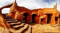 Mendoza membangun rumah ini dengan menggunakan matahari sebagai pemanggang utama. Saat tanah liat mengeras, Mendoza akan mulai memahat dan mengukir. (cn2mp/Instagram)