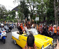 Raih Penghargaan Tertinggi, Aher Diarak dari Stasiun hingga Gedung Sate