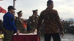 Aksi Anies-Sandi Uji Kekuatan Satpol PP Dengan Lemparan Batu