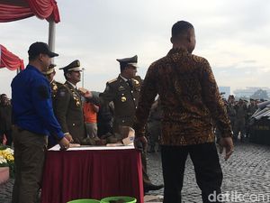 Video Anies-Sandi Timpuki Satpol PP dengan Batu