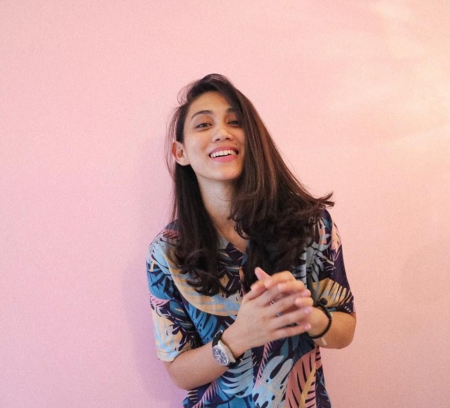 Parasnya yang menawan dan juga mahir memainkan drum membuat Athira dikagumi banyak netizen. Foto: Instagram @athirafarina