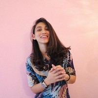 Parasnya yang menawan dan juga mahir memainkan drum membuat Athira dikagumi banyak netizen. Foto: Instagram @athirafarina