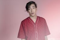Adipati Dolken saat pemotretan Celeb of The Month