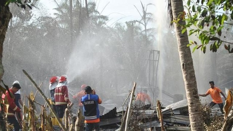 3 Korban Ledakan Sumur Minyak Dirujuk ke RSZA Banda Aceh 3 Korban Ledakan Sumur Minyak Dirujuk ke RSZA Banda Aceh