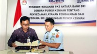 Perjanjian kerjasama perihal Pusat Keuangan (Pusku) Kementerian Pertahanan itu ditandai oleh penandatanganan Kerjasama oleh Direktur Hubungan Kelembagaan Bank BRI Sis Apik Wijayanto dan Kepala Pusat Keuangan (Pusku) Kementerian Pertahanan Republik Indonesia Marsma TNI Danang Hadiwibowo, Jakarta (26/4). Foto: dok. BRI