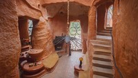 Casa Terracotta ini disebut-sebut sebagai karya tembikar terbesar di dunia. Rumah dua lantai ini memang unik. (edavilasoto/Instagram)