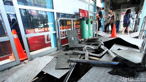 Masih Porak Poranda, Halte TransJ Simprug Sudah Dioperasikan