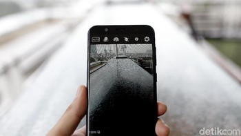 Asus pun pede Zenfone Max Pro bisa bersaing dengan Xiaomi Redmi Note 5, secara harganya lebih murah dan sama-sama menggunakan Snapdragon 636 dan baterai yang lebih besar. Foto: Muhammad Ridho
