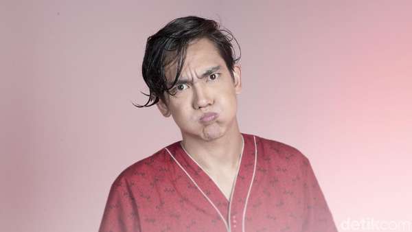 Lucunya Gaya Adipati Dolken Pakai Piyama Lucunya Gaya Adipati Dolken Pakai Piyama