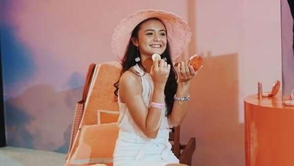 Intip saat Si Cantik Amanda Dandan Yuk! Intip saat Si Cantik Amanda Dandan Yuk!