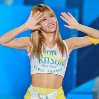 Personel girlband TWICE berdarah Jepang ini memiliki perut rata dan seksi. Dijuluki dancing machine nya TWICE, Momo memang jadi personel yang paling lincah dan sporty saat menari. Tak heran perutnya pun jadi seksi. Foto: dok. Koreaboo