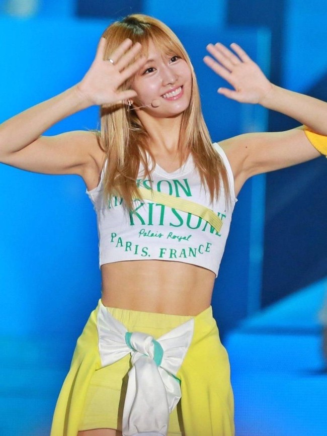Personel girlband TWICE berdarah Jepang ini memiliki perut rata dan seksi. Dijuluki dancing machine nya TWICE, Momo memang jadi personel yang paling lincah dan sporty saat menari. Tak heran perutnya pun jadi seksi. Foto: dok. Koreaboo