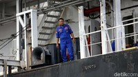 Polisi laut berjaga di Kapal MV Ever Judger penyebab kebocoran Pipa Minyak Pertamina di Teluk Balikpapan, Kamis (26/4/2018).