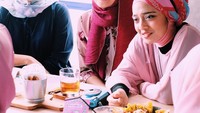 Mahir membuat mural, anak dari pasangan Marissa Haque dan Ikang Fawzi terlihat sedang menikmati makan siang bersama teman-temannya.  Foto: Instagram @chikifawzi