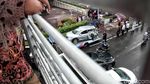 Mobil Crossover yang Ditabrak Kopaja Dievakuasi