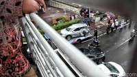 Sebelumnya, mobil tersebut ditabrak bus Kopaja pada pukul 13.04 WIB.
