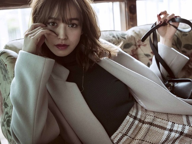 Meski sikapnya saat menonton konser Bruno Mars sempat dikritik, gaya busana Moeka patut dilirik. Ia sering tampil stylish dengan busana feminin. Foto: Instagram Moeka Nozaki