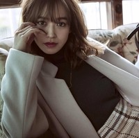 Meski sikapnya saat menonton konser Bruno Mars sempat dikritik, gaya busana Moeka patut dilirik. Ia sering tampil stylish dengan busana feminin. Foto: Instagram Moeka Nozaki