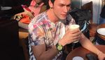 10 Pose Keren Indra L. Bruggman Saat Makan dan Ngemil