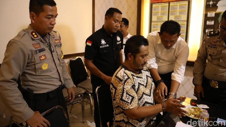 Fakta Mengejutkan Rendra Penghina Nabi Fakta Mengejutkan Rendra Penghina Nabi