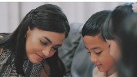 Ge Pamungkas juga mengomentari foto Kyku yang tengah bersama anak kecil dengan emotikon hati. (Dok. Instagram/kykuu)