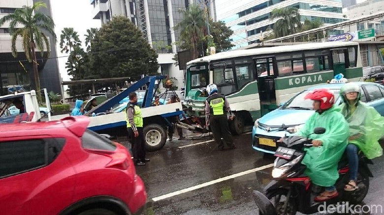 Detik-detik Kopaja Ugal-ugalan Seruduk HRV di Kuningan Detik-detik Kopaja Ugal-ugalan Seruduk HRV di Kuningan