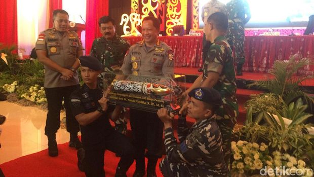 Panglima TNI dan Kapolri mendapat cendera mata