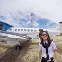 Wanita asal Medan ini cukup populer di media sosial, dengan pengikut 77 ribu di akun Instagramnya. Foto: Instagram @athirafarina