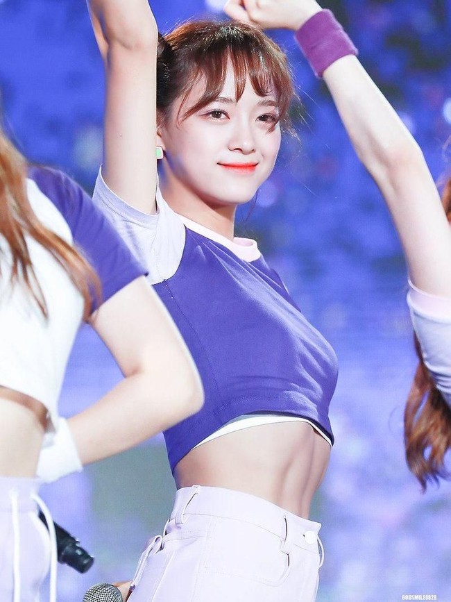Sejeong Gugudan memiliki perut rata dan sedikit terbentuk six packs sehingga membuat penampilannya terlihat atletis. Lagi-lagi, sering menari dan fitnes adalah rahasia perutnya yang seksi berotot. Foto: dok. Koreaboo