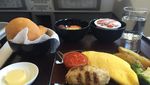 10 Pose Keren Indra L. Bruggman Saat Makan dan Ngemil