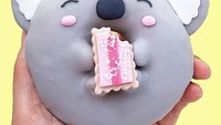Meskipun lulus dalam bidang arsitektur, sejak SMA ia tertarik untuk membuat sajian dessert unik. Kali ini donat dengan bentuk koala yang lucu dan menggemaskan. .Foto: Instagram @vickiee_yo
