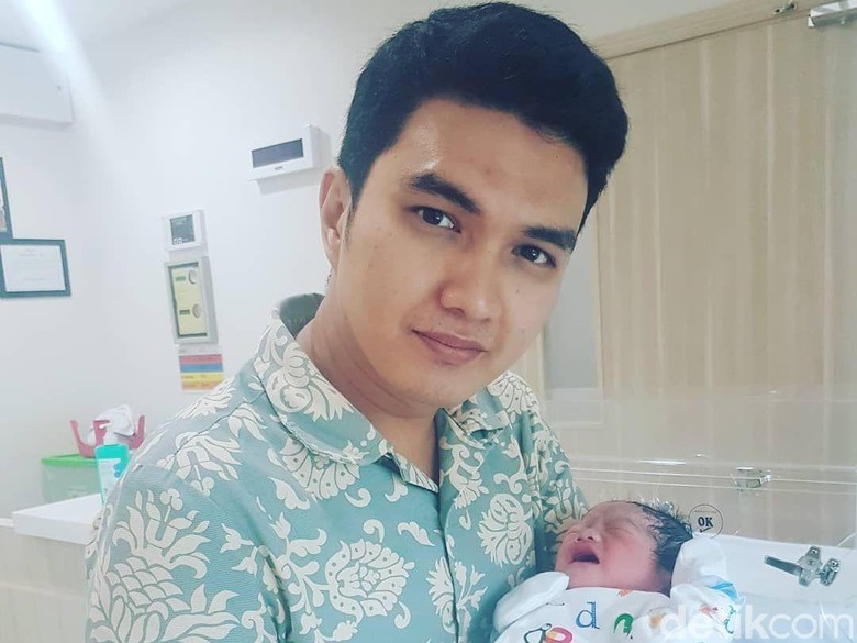 Sudah Cerai, Aldi Taher Tetap Dampingi Georgia Melahirkan Sudah Cerai, Aldi Taher Tetap Dampingi Georgia Melahirkan