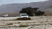 Banjir yang menerjang Israel dan Tepi Barat, Palestina menewaskan dua remaja. Mobil-mobil berusaha menerjang arus banjir untuk menyeberang. Banjir ini dipicu hujan lebat yang mengguyur sebagian besar wilayah Israel sejak Rabu (25/4) waktu setempat.  (Foto: AFP PHOTO/MENAHEM KAHANA)