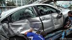 Mobil Crossover yang Ditabrak Kopaja Dievakuasi
