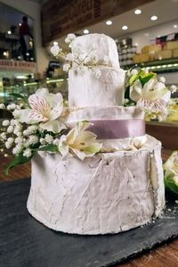 Tumpukan Keju yang Dibuat Mirip Kue Pengantin Kini Sedang Ngetren!