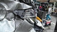 Lampu belakang pecah diseruduk Kopaja.
