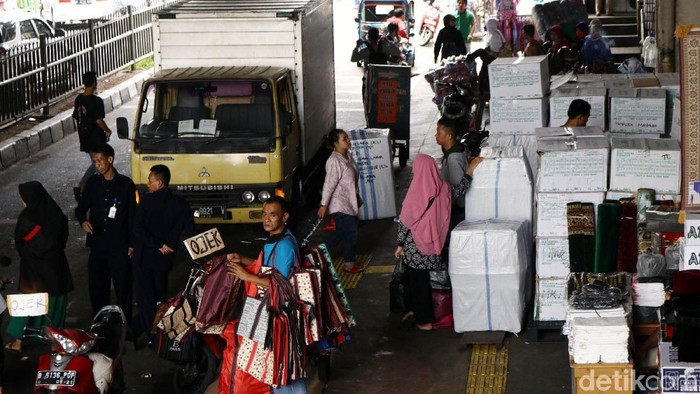 Beberapa minggu jelang Ramadan, pedagang kaki lima (PKL) menggelar lapak di trotoar Jalan Jati Baru dan Pasar Tanah Abang Blok F. Begini penampakannya.