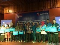 Setahun, Pelanggan XL Bagi-Bagi Kuota 195 TB ke Sekolah