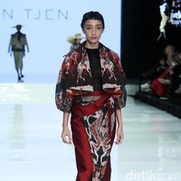 Fashion show koleksi terbaru Hian Tjen yang mengangkat tenun Sumba di Jakarta Fashion & Food Festival 2018, Hotel Haris, Kelapa Gading, Jakarta, Senin [23/4/2018]. Foto: Mohamamd Abduh/Wolipop