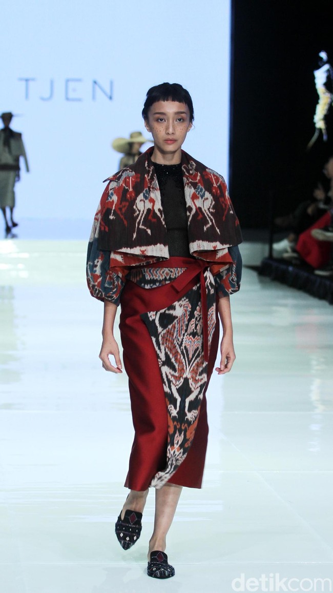 Fashion show koleksi terbaru Hian Tjen yang mengangkat tenun Sumba di Jakarta Fashion & Food Festival 2018, Hotel Haris, Kelapa Gading, Jakarta, Senin [23/4/2018]. Foto: Mohamamd Abduh/Wolipop