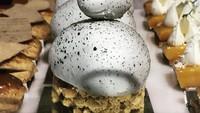 Stone cake yang ini dilapisi dengan cokelat putih. Untuk membuatnya tampak nyata, ditambahi bubuk cokelat yang ditabur secara acak. Foto: Instagram