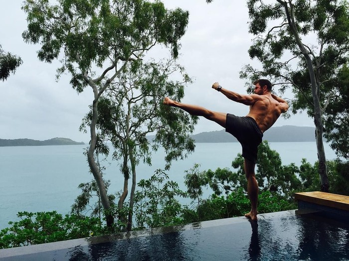 Salah satu pemain Avengers: Infinity War yang paling banyak menunjukan transformasi bugar adalah Chris Hemsworth alias Thor. Luke Zocchi pernah mengungkapkan bahwa aktor asal Australia itu tak pernah menghabiskan waktu lebih dari satu jam di gym. Chris juga melakukan beragam jenis olahraga, mulai dari berenang, ice skating, berseluncur, hingga golf. (Instagram/chrishemsworth) Salah satu pemain Avengers: Infinity War yang paling banyak menunjukan transformasi bugar adalah Chris Hemsworth alias Thor. Luke Zocchi pernah mengungkapkan bahwa aktor asal Australia itu tak pernah menghabiskan waktu lebih dari satu jam di gym. Chris juga melakukan beragam jenis olahraga, mulai dari berenang, ice skating, berseluncur, hingga golf. (Instagram/chrishemsworth)