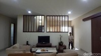 Rumah dinas Ace tak jauh berbeda dari rumah dinas Baidowi dan anggota DPR lainnya. Rumah terdiri dari dua tingkat dan bercat cokelat dengan 5 kamar tidur.