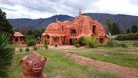 Traveler yang liburan di Kolombia bisa datang ke Kota Villa de Leyva dan berkendara selama 10 menit untuk sampai di Casa Terracotta. Kamu yang mau jalan sehat juga bisa datang ke sini dengan perkiraan waktu 30 menit dari Plaza Central. (les_evades_mordus/Instagram)
