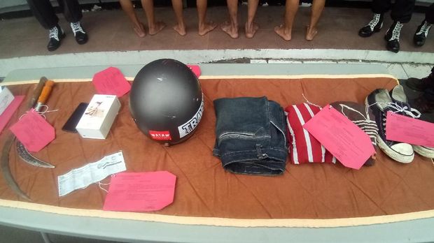 Barang bukti terkait perampokan 