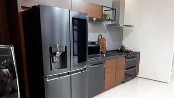 Di bagian dapur ada kulkas insta view door-in-door yang tinggal ketuk layarnya untuk menampilkam bagian dalamnya sehingga tak perlu membuka pintu kulkas. Foto: Josina/detikINET