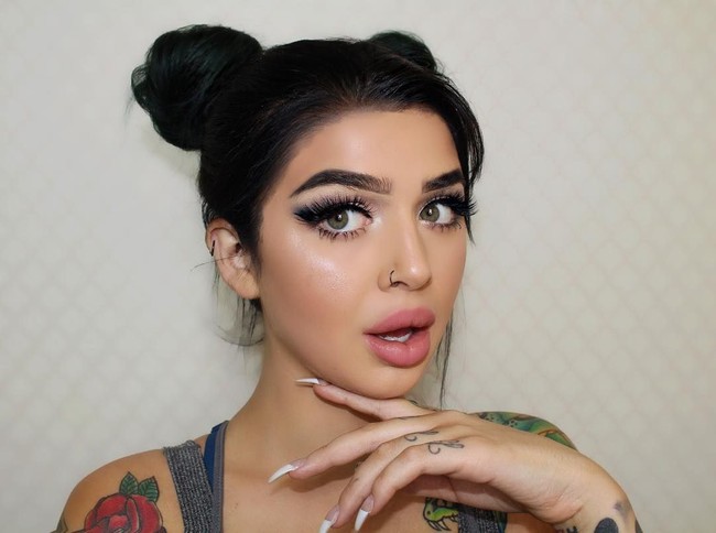 Kayla dikatakan berhutang hingga £9,500 (Rp 184 jutaan) kepada pemilik rumah. Hal ini pun telah diakui Kayla dan manejemennya. Namun wanita yang dikenal sebagai @okaylaaa ini mengaku jika ia hanya berhutang setengahnya karena sisanya seharusnya dibebankan pada Casey Petchy, teman satu rumah Kayla. Foto: Instagram Kayla Jenkins