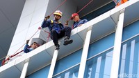 Petugas juga mencoba mengevakuasi para Korban yang terjebak di dalam gedung.